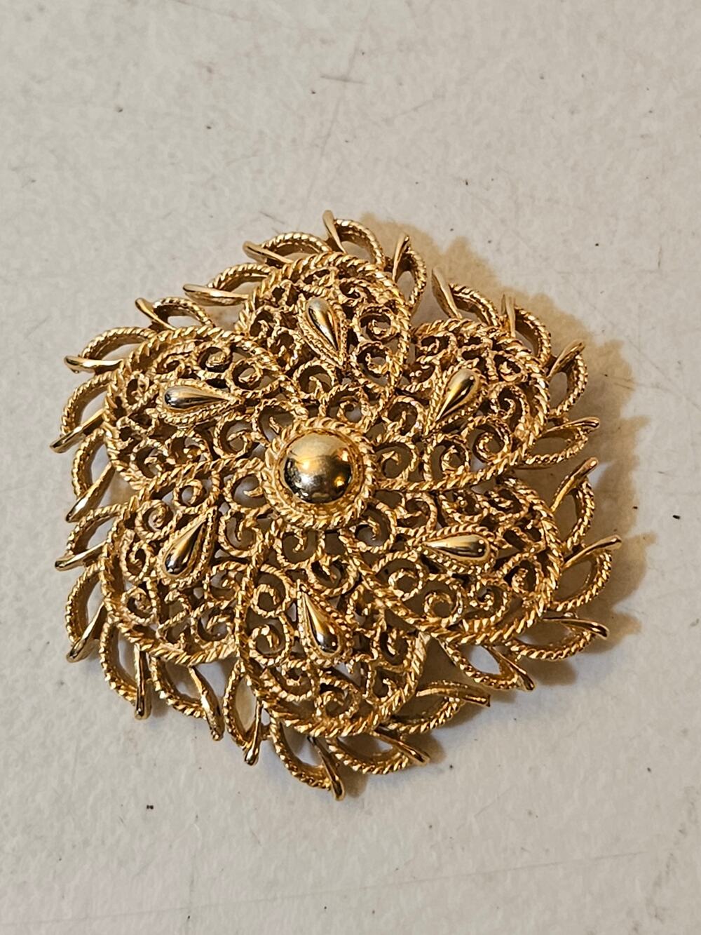 Vintage Signed Trifari Gold Tone Filigree Floral Brooch Pin Openwork Round